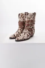 Bota corta de cuero con estampado animal print, puntera fina y correas de cuero marrón con hebillas metálicas.