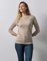Sweater lila de tejido combinado, con cuello redondo y mangas 3/4 con detalle de botones.