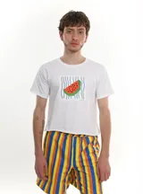 Remera blanca de algodón con estampado de sandía sobre un fondo de rayas azules.