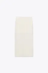Falda midi color crema, de punto, con cintura elástica y forro interior corto.