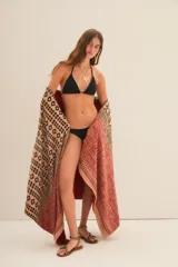 Conjunto de bikini negro liso con detalle de corazón metálico en el corpiño. El corpiño tiene una taza de tamaño mediano, con un elástico en bajo busto que ajusta para comodidad y seguridad. Los breteles son anudables. La bombacha tiene un calce de cola regular tiro bajo y se ajusta en laterales.