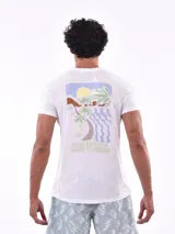 Remera gris con estampado colorido en el pecho, de corte clásico y manga corta.