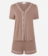 Conjunto de pijama corto color marrón, compuesto por una blusa de manga corta con botones y un short con cintura elástica y detalle de ribete blanco en cuello, ruedo y mangas.