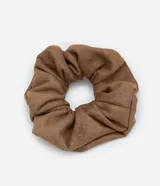 Scrunchie para el pelo color marrón confeccionado en gamuza sintética.