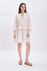 Vestido corto blanco con rayas verticales multicolor, escote en V, mangas largas acampanadas y falda escalonada con volantes.