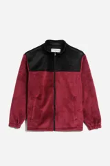 Campera de abrigo con cierre frontal, cuello alto y puños ajustados. Presenta un diseño bicolor: la parte superior (hombros y cuello) es de tela negra tipo corderito o peluche, y el resto del cuerpo y mangas son de tela de polar color bordó.