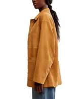 Campera color marrón de gamuza, con botones frontales, dos bolsillos de parche, abertura en la espalda y corte holgado.