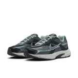 Championes Nike Initiator de hombre, color negro con detalles en gris y blanco.