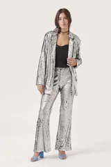 Blusa celeste de satén con breteles finos y escote drapeado.