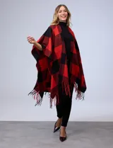 Ruana de tejido suave en cuadros rojo y negro de la marca Barrington, con terminación de flecos.