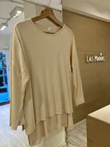 Remeron de manga larga color marrón, confeccionado en morley de viscosa, con caída amplia y cómoda.