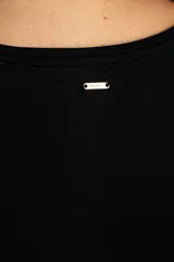 Remera blanca de calce al cuerpo, con mangas largas y composición ecológica de viscosa y elastano.