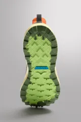 Zapatilla deportiva para correr color naranja con detalles en negro y suela amarilla. Parte superior tipo calcetín fabricada en tejido transpirable. Tirador en la parte posterior para facilitar el calce. Suela con tecnología Spume Foam V2.