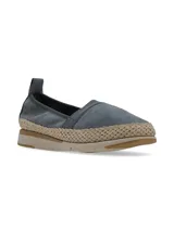 Slip-on plateado con textura de piel de serpiente, elástico lateral y suela de yute.