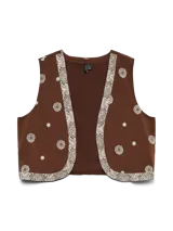 Chaleco sin mangas color marrón con cuello tipo pañuelo y estampado repetido en tonos claros.