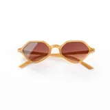 Lentes de sol con marco geométrico color miel y lentes marrones degradé.