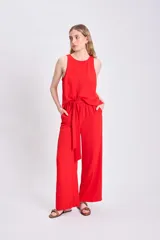 Pantalón de vestir rojo de corte palazzo, con cintura elastizada y lazo ajustable.