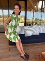 Vestido camisero corto con estampado de rombos verdes y blancos, cuello mao y lazo ajustable en el escote.