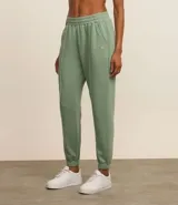 Pantalón deportivo color morado, de algodón y poliéster, con cintura elástica y bolsillos laterales.
