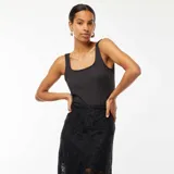 Body negro sin mangas con cuello cuadrado.