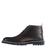Botas de hombre estilo casual/urbano, color marrón oscuro (carbón), caña media, confeccionadas en cuero con acabado ligeramente envejecido. Presentan puntera reforzada, cordones oscuros y suela gruesa de goma con relieve y costura visible en el borde.