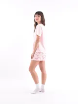 Conjunto de pijama rosa con estampado floral, compuesto por una remera de mangas cortas con cuello redondo y un short con cintura elástica.