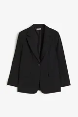 Blazer negro de corte recto con solapas de muesca y cierre de un botón. Modelo con hombreras, abertura y botón en los puños, bolsillos ribeteados con solapa adelante y abertura atrás. Forrado.