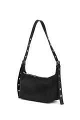 Bandolera negra de poliuretano con correa ajustable y cierre superior. Presenta detalles de ojales metálicos en los laterales de la correa.