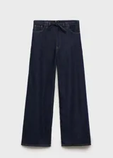 Pantalón wide leg de tiro medio color azul oscuro, con cierre de botón, gancho y cremallera ocultos, trabillas, cinco bolsillos y lazo ajustable en la cintura.