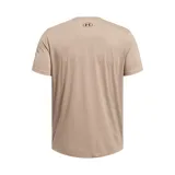 Remera color arena de Under Armour, con logo de la marca estampado en el pecho con patrón de camuflaje.