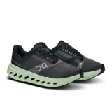 Championes de running On Cloudsurfer Next, color negro con detalles en verde y logo blanco.