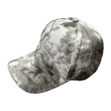 Gorra de béisbol con estampado camuflado en tonos grises y negros.