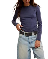 Camiseta de manga larga ajustada, color azul oscuro jaspeado, con cuello redondo y costuras visibles en los hombros.