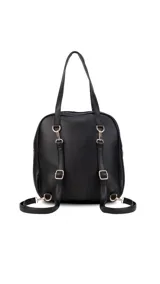 Mochila color marrón con doble asa de mano y correas traseras regulables. Presenta un bolsillo frontal con cierre y compartimento interno para iPad.