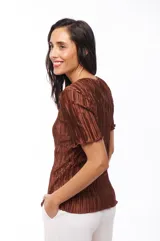 Blusa marrón de poliéster con textura plisada y mangas cortas con volados.