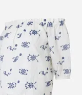 Blusa de hombros descubiertos color crema con estampado floral azul, mangas cortas abullonadas y detalle de hilo metalizado.