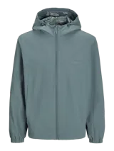 Campera softshell color celeste con capucha ajustable con cordón, mangas largas con puños de canalé, cierre frontal con cremallera y bolsillos delanteros.