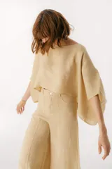 Blusa color beige de lino, con corte holgado y mangas anchas.