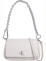 Bandolera Calvin Klein color blanco, con correa de cadena plateada y correa fina ajustable.