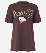 Remera alargada de algodón color marrón, con cuello redondo, mangas cortas y estampa frontal de un oso con sombrero de cowboy y la palabra "Howdy" escrita con una cuerda.