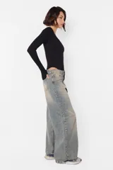 Pantalón denim de corte wide leg, tiro medio, color celeste con desgaste.