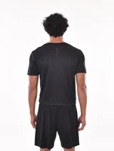 Remera gris de poliéster con cuello redondo y mangas cortas.