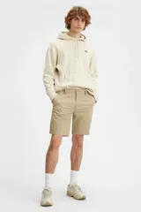 Bermuda color beige de corte chino, con bolsillos laterales y traseros.