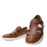 Sandalia de cuero color marrón con aberturas y ajuste con velcro.