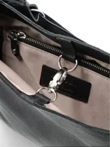 Cartera negra de cuero con correa regulable, abertura central con herraje metálico y división interna con cierre.