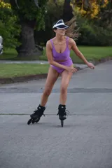 Traje de baño de dos piezas color violeta, compuesto por un top de breteles anchos y una bombacha de tiro alto.