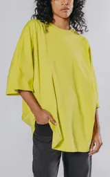Remera verde lima de corte oversize, con mangas cortas anchas y cuello redondo.