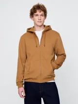 Sudadera con capucha color marrón, con cierre frontal, bolsillos tipo canguro y puños elásticos.