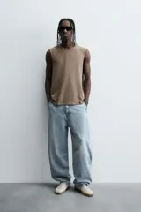 Pantalón de denim de algodón, color celeste claro lavado, de corte relaxed fit con tiro alto, bolsillos frontales y bolsillos traseros de plastrón.