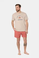 Short de baño azul vibrante, de corte clásico y largo medio, con cintura elástica y cordón ajustable. Cuenta con bolsillos laterales y suspensor de malla fina interior.